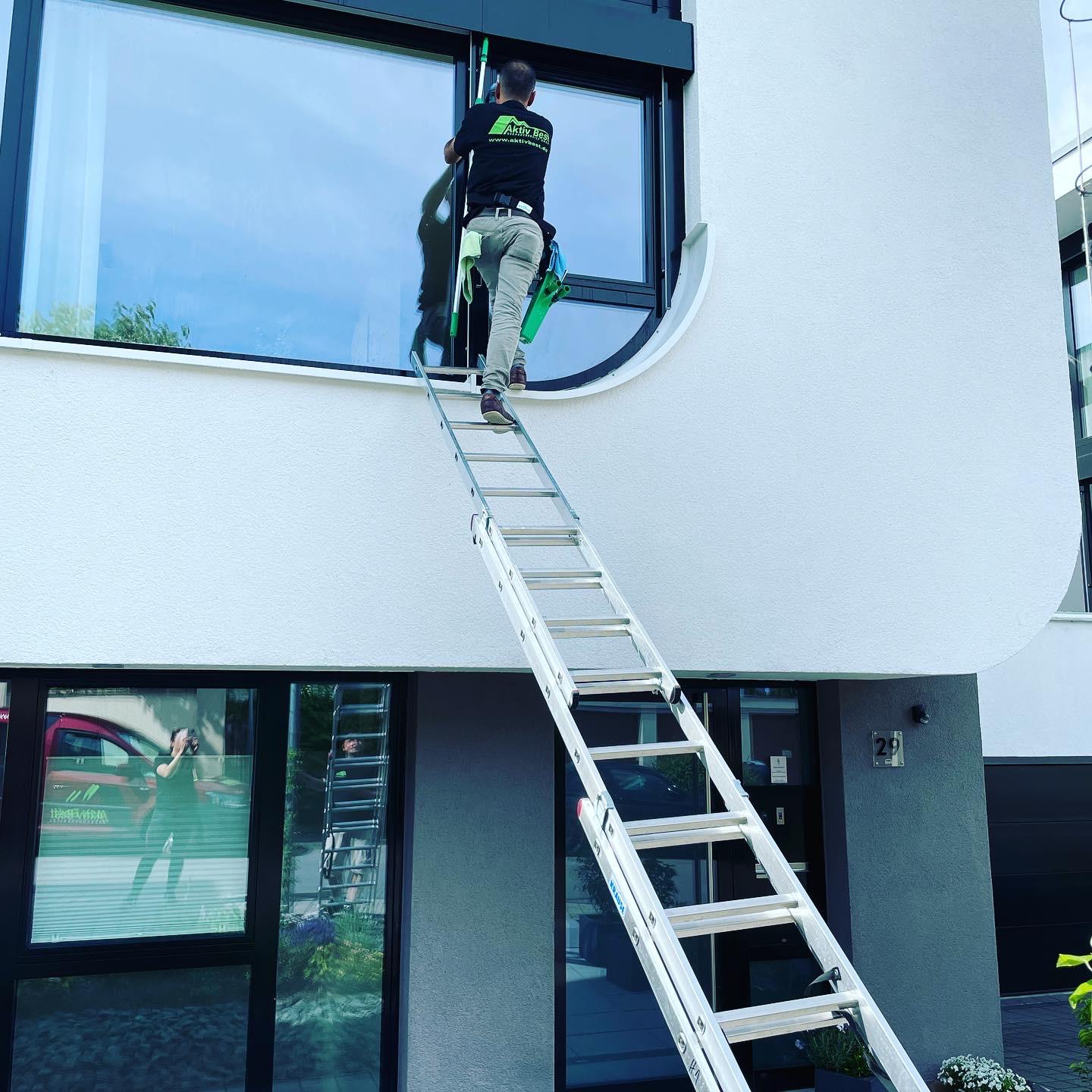 Fassaden- und Fensterreinigung im Einsatz