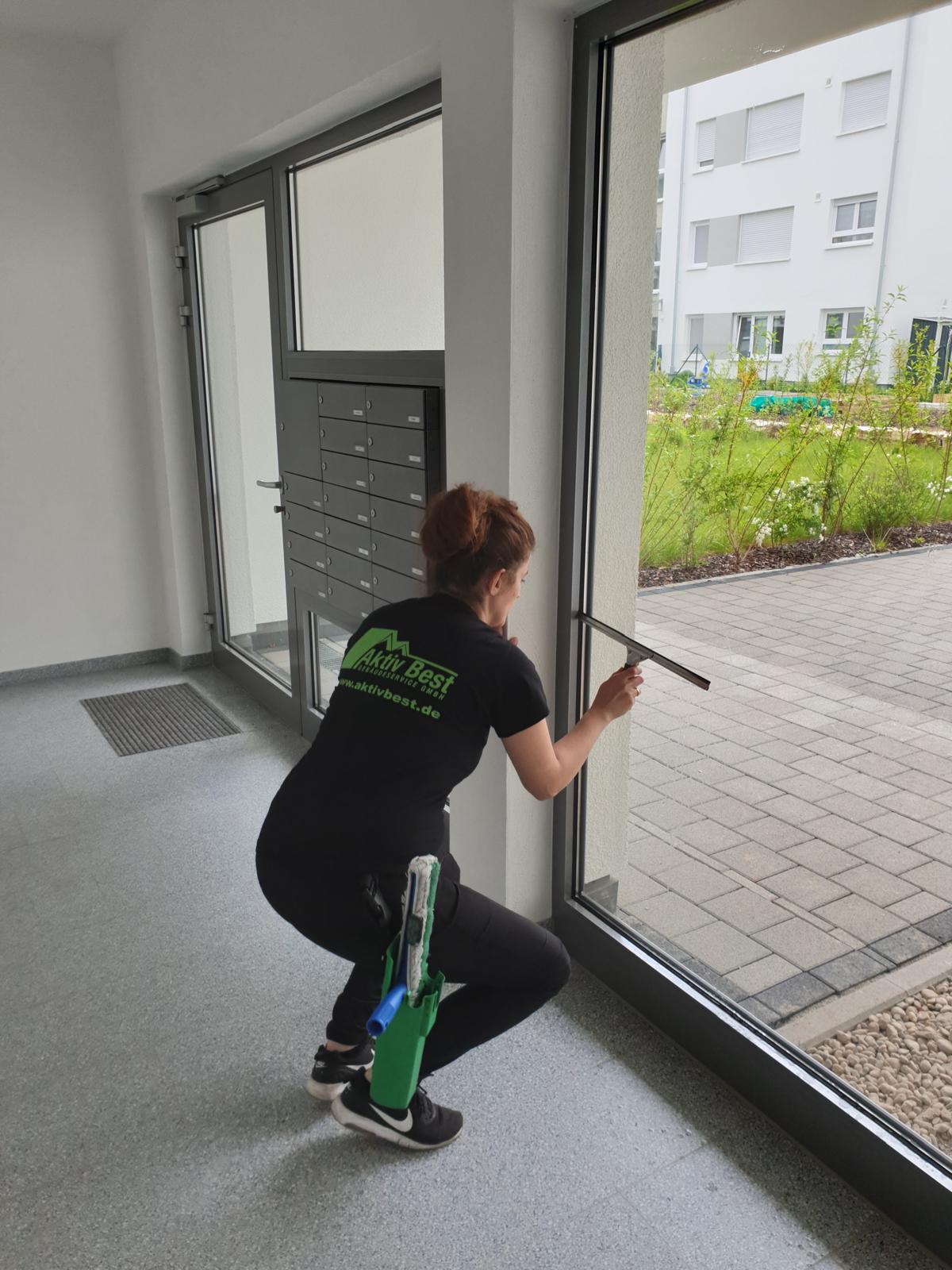 Fensterreinigung mit Abzieher im Innenbereich