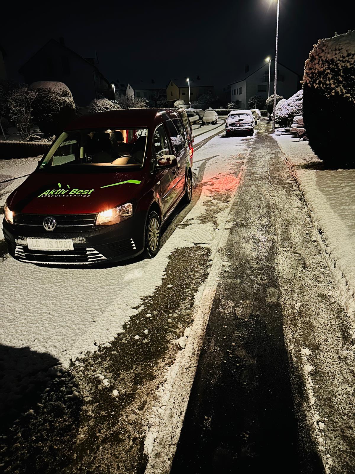 Winterdienst Schneeräumung bei Nacht