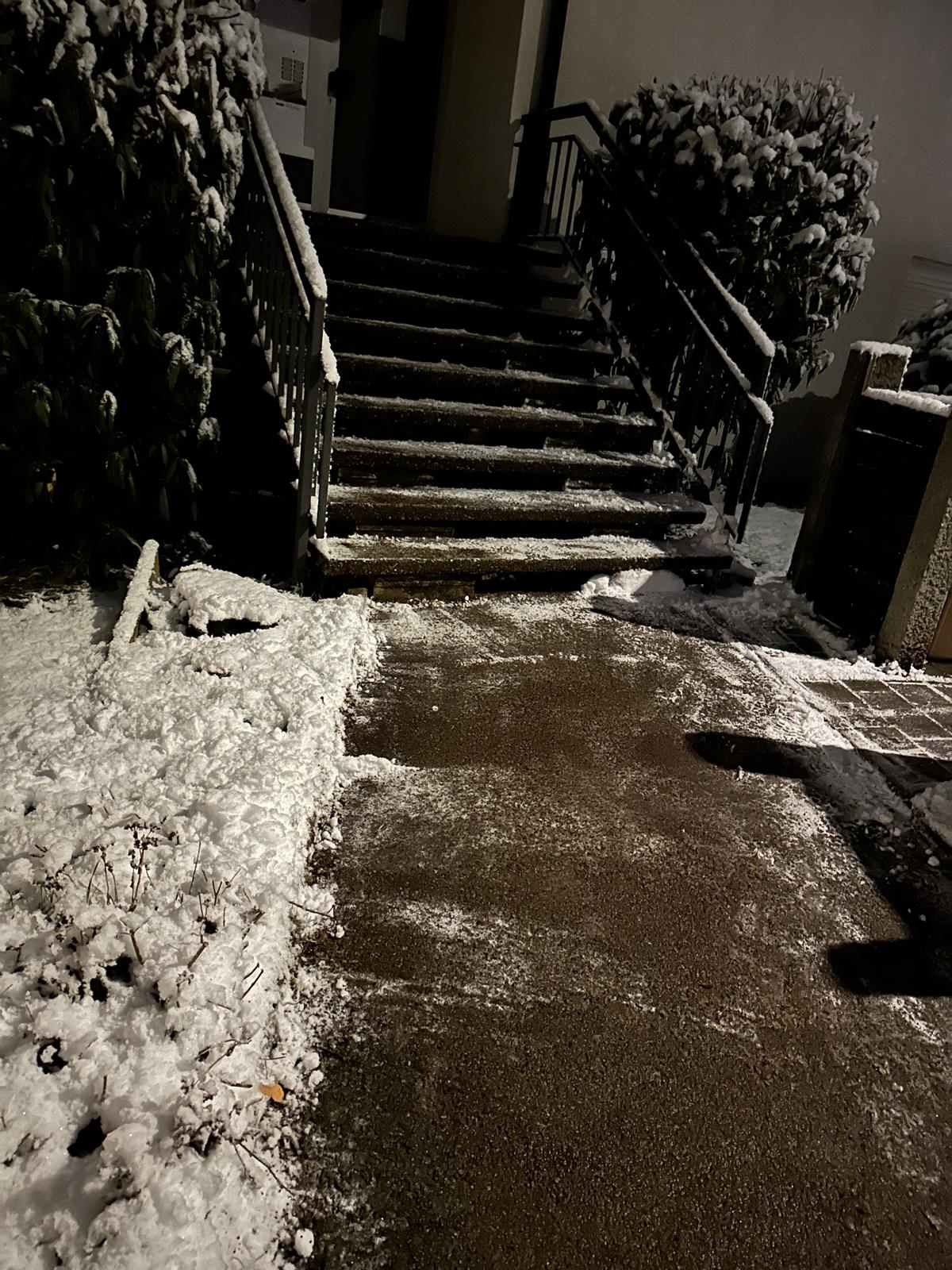 Geräumte und gestreute Treppe und Gehweg