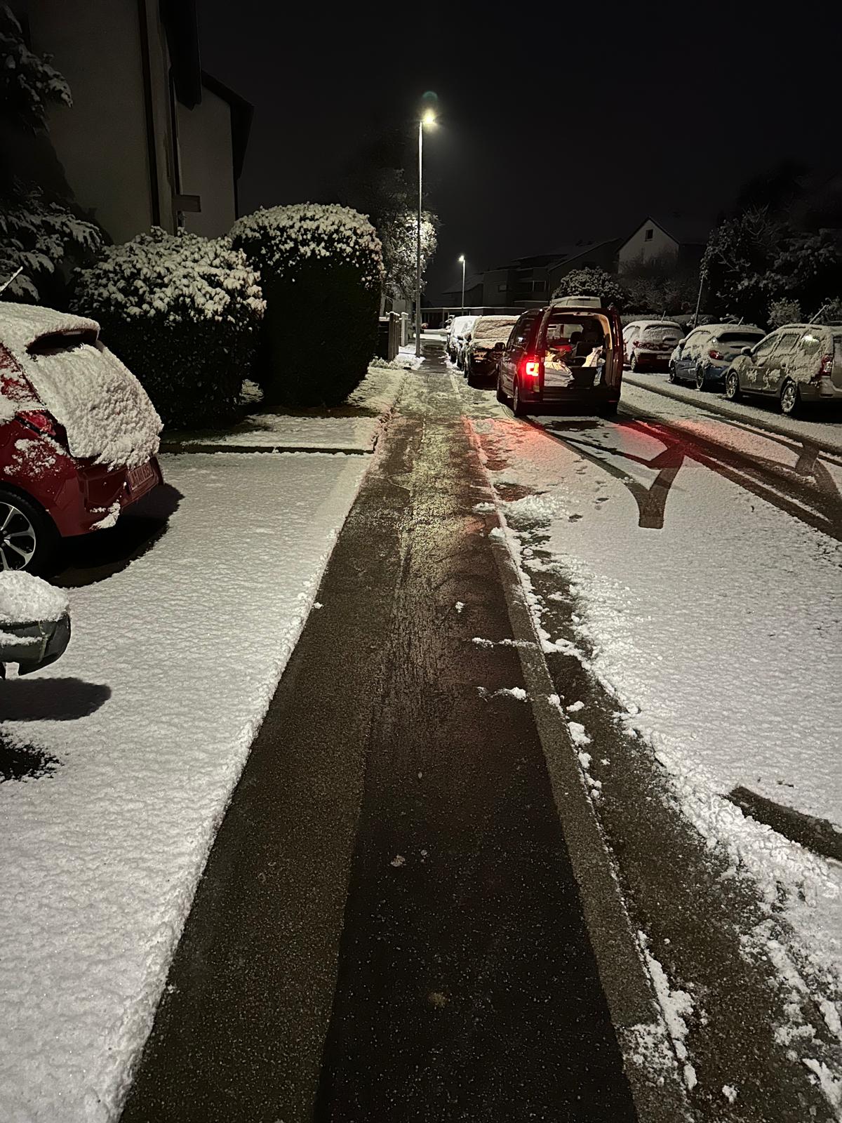 Aktiv Best Fahrzeug im nächtlichen Winterdiensteinsatz